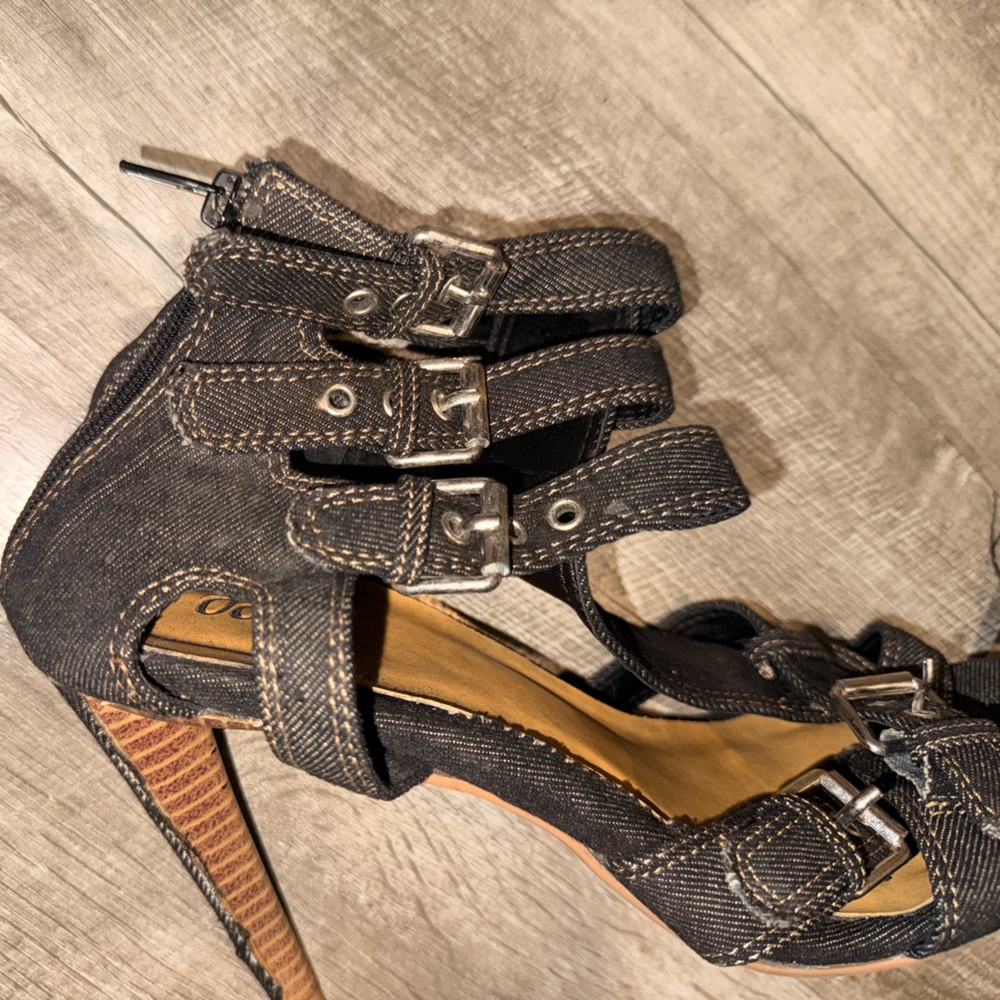 Stylish Black Strappy Women's Heels